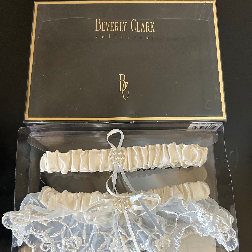 Beverly Clark Bridal Tapestry Garters- Ivory. NWOT( Set of 2)